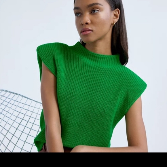 Babaton Green Sleeveless Sweater - Picture 2 of 11